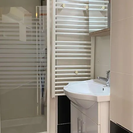 Agreable T2 Climatise Avec Loggia, Parking, Et Wifi A - Fr-1-553-250 شقة بالاروك ليه بان